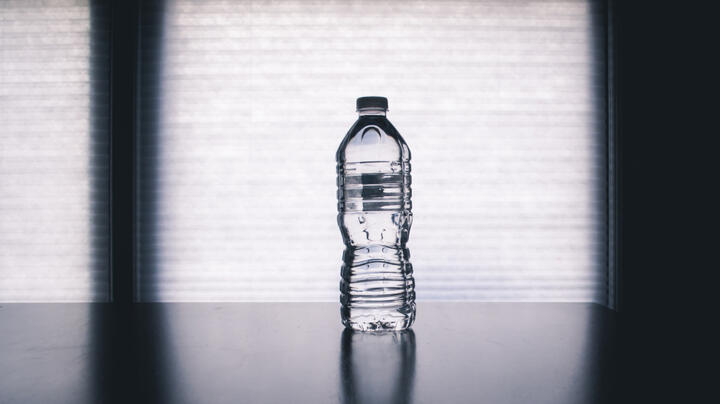 窓からの光の前に置かれた一本の水ボトル